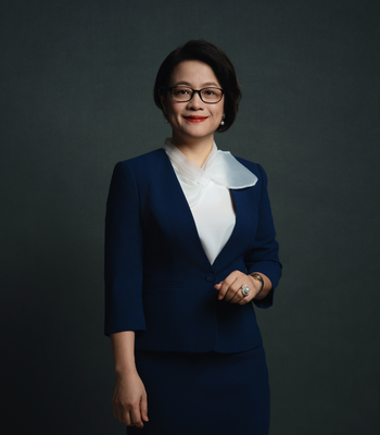 Julia 2024-Headshot